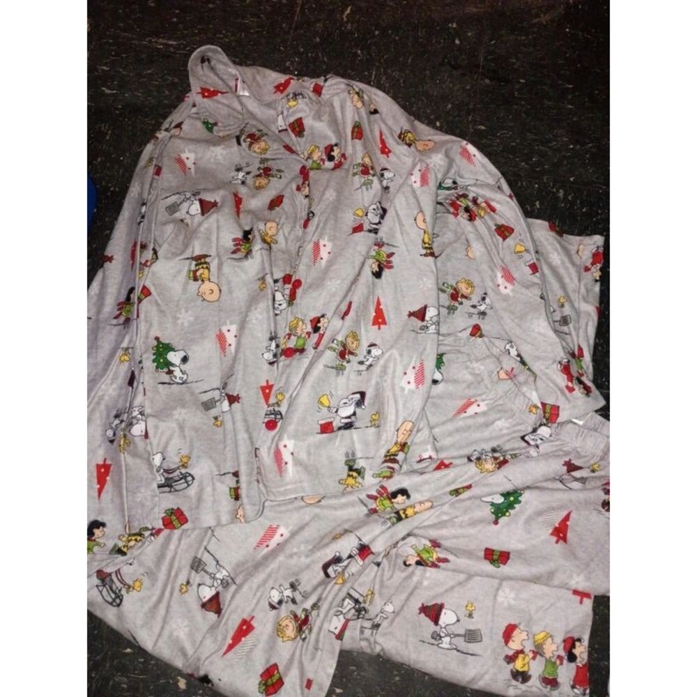 Women's size medium 2 piece peanuts Christmas pajamas-055e